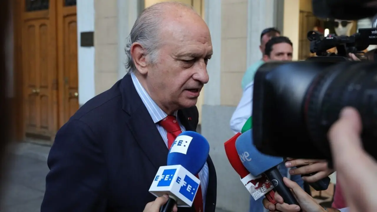 Archivo - El exministro de Interior y miembro del PP, Jorge Fern&aacute;ndez D&iacute;az, atiende a los medios de comunicaci&oacute;n a su llegada a la presentaci&oacute;n de su libro "Cada d&iacute;a tiene su af&aacute;n" en la Librer&iacute;a Nebl&iacute;, Calle Serrano 80, en Madrid, a 10 de octubre de 2019