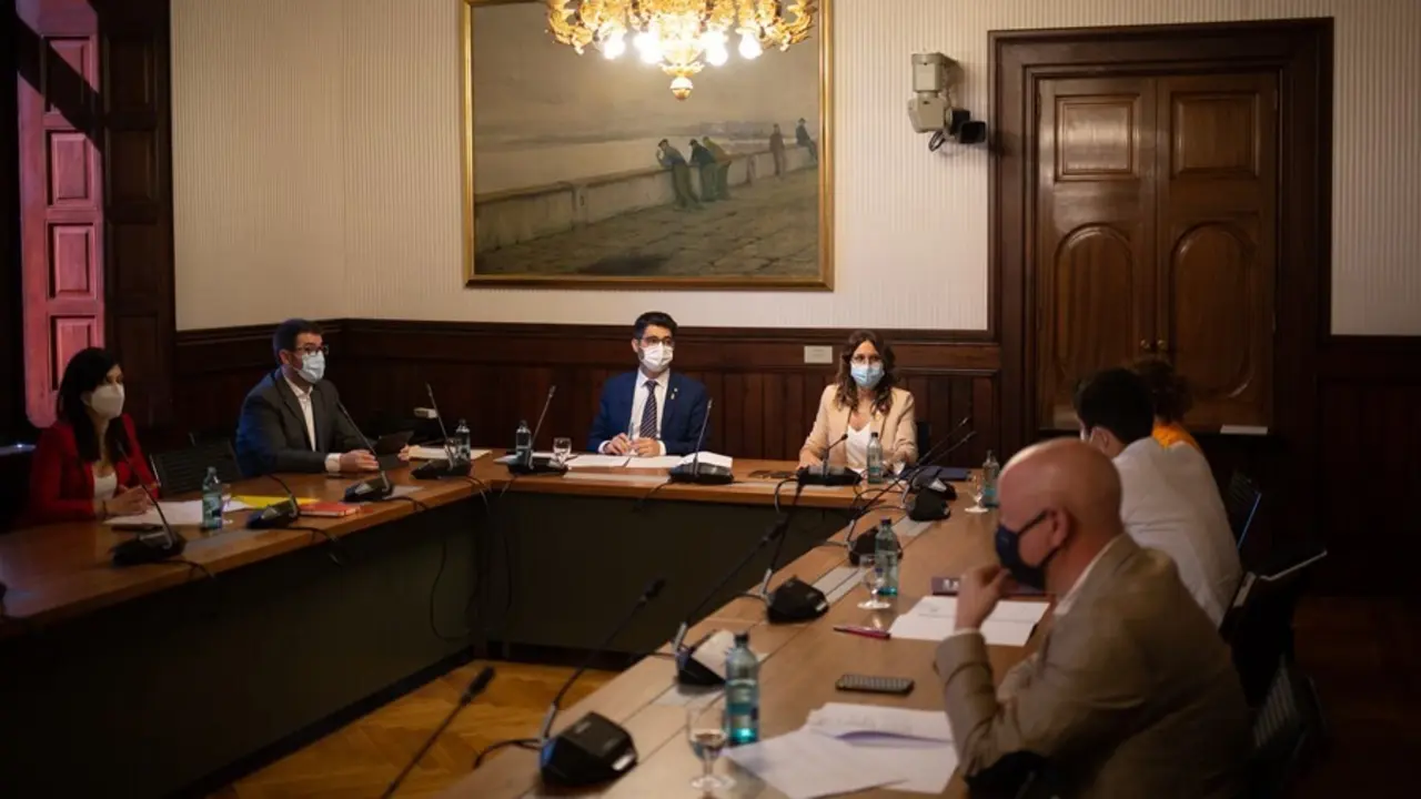 El vicepresidente de la Generalitat, Jordi Puigner&oacute;, y la consellera de Presidencia de la Generalitat, Laura Vilagr&agrave;, presiden la reuni&oacute;n con los representantes de los grupos parlamentarios antes de la comisi&oacute;n bilateral, a 29 de julio de 2021, en el Parl