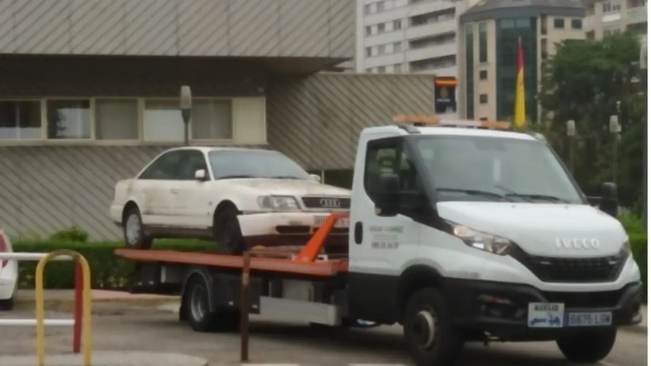 Coche inspeccionado por la Polic&iacute;a en Ourense en relaci&oacute;n al triple crimen de la familia barrio ocurrido en Burgos.