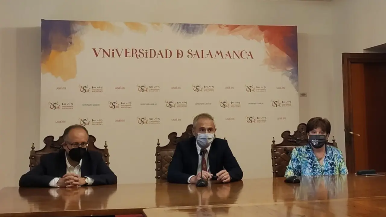 El rector de la USAL, Ricardo Rivero (centro), informa de los asuntos tratados en el Consejo de Gobierno de la instituci&oacute;n.