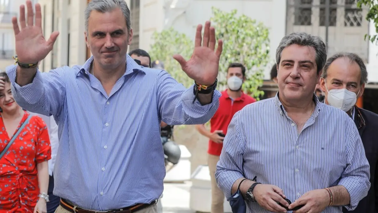 El secretario general de VOX, Javier Ortega Smith (i), y el presidente de Vox en Valencia, Jos&eacute; Mar&iacute;a Llanos (d), a su llegada a la inauguraci&oacute;n de la nueva sede del partido en la calle Navellos de Valencia, a 29 de julio de 2021, en Valencia