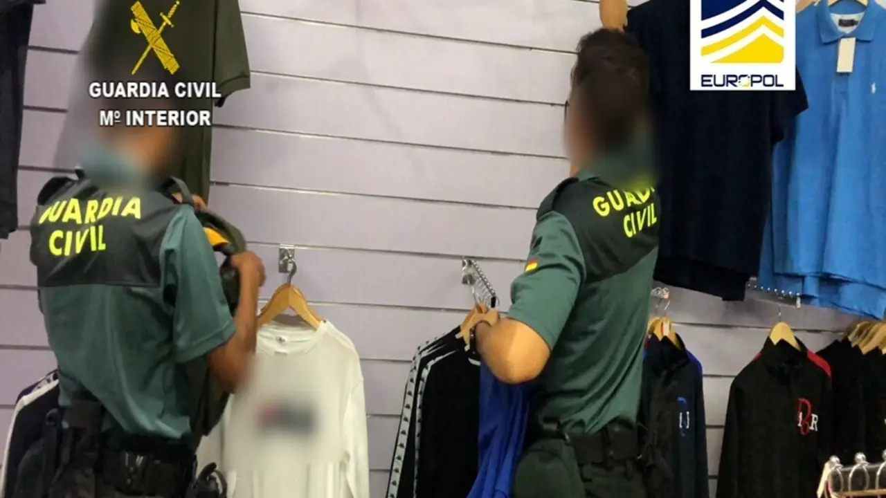 Agentes de la Guardia Civil durante una operaci&oacute;n contra la falsificaci&oacute;n