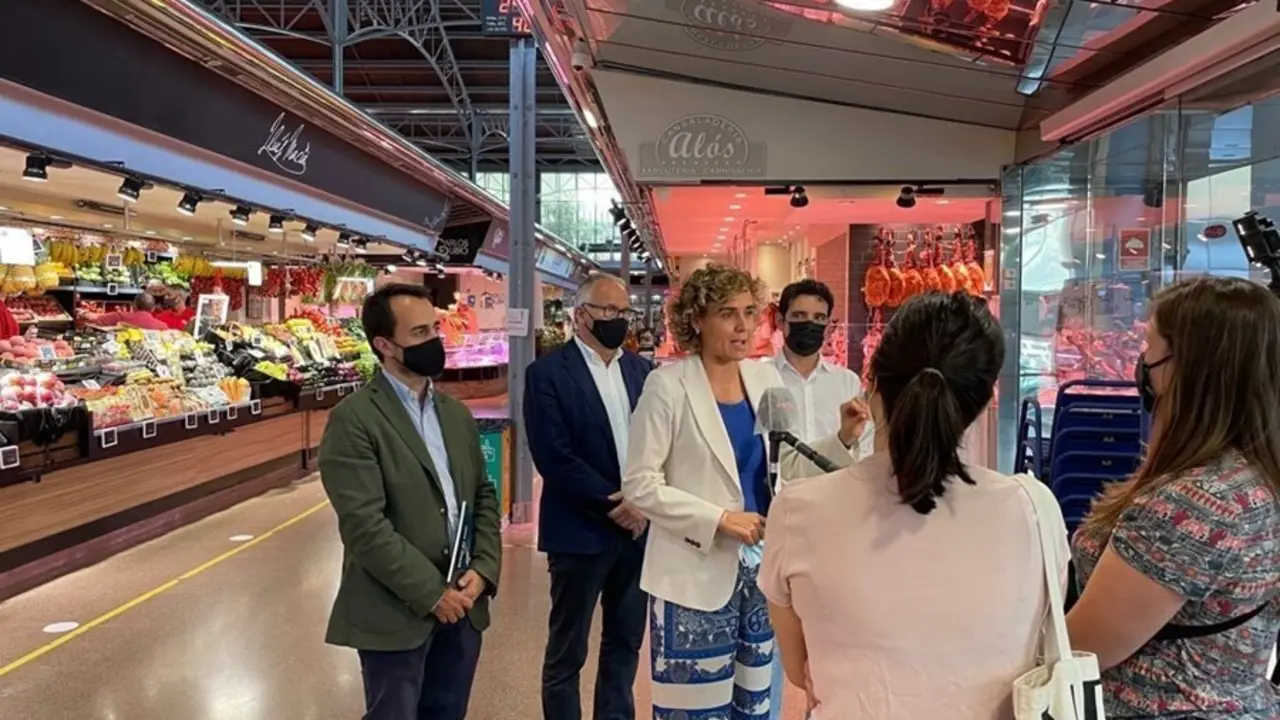 Dolors Montserrat, &Oacute;scar Ram&iacute;rez, Josep Bou y Manu Reyes (PP) en una visita al Mercat del Ninot de Barcelona