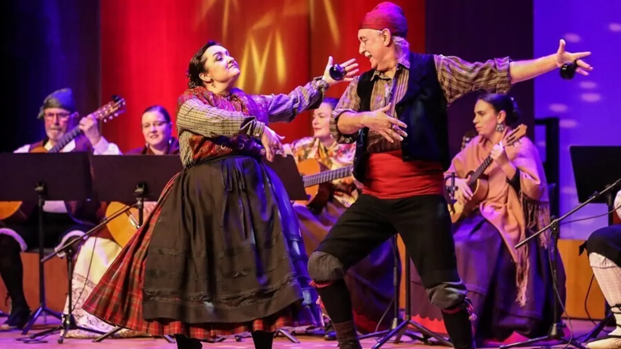 Archivo - Joteros bailan jota.