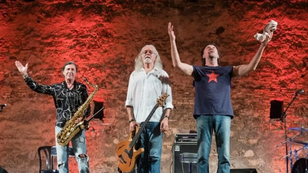 Carles Benavent (bajo el&eacute;ctrico), Tino di Geraldo (bater&iacute;a) y Jorge Pardo (saxo y flauta) en una actuaci&oacute;n
