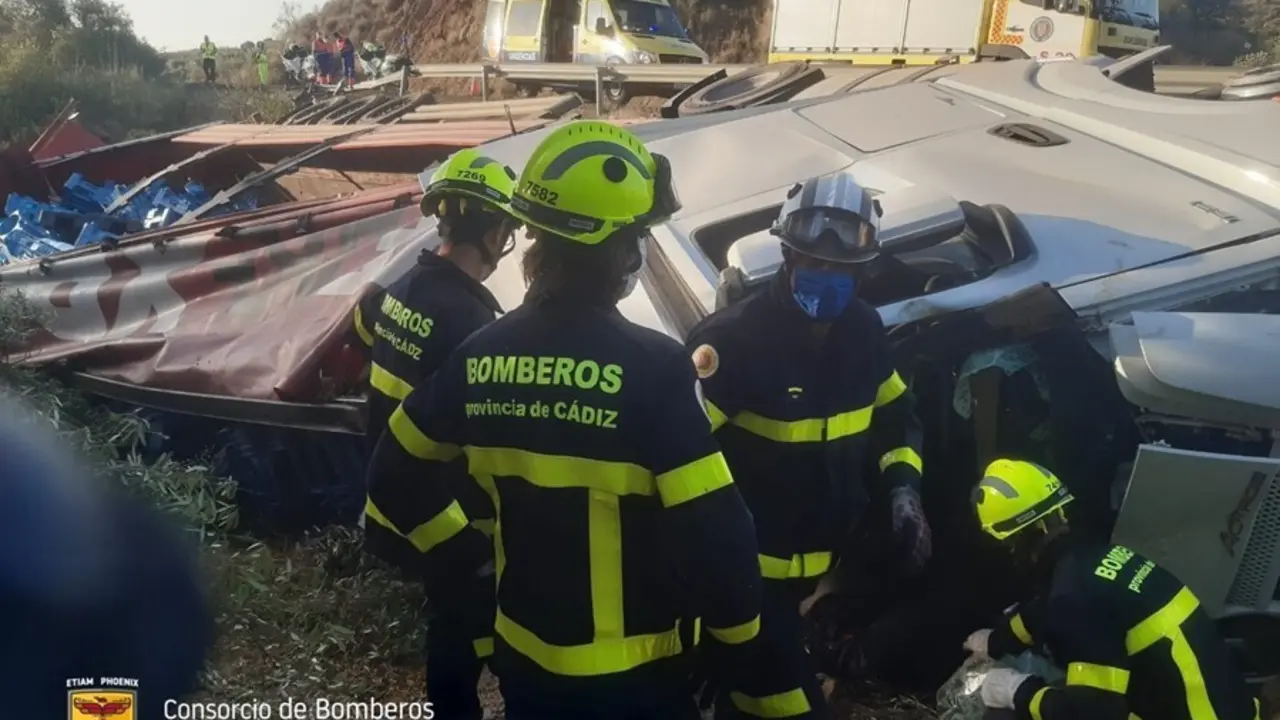 Efectivos de bomberos actuando sobre el cami&oacute;n siniestrado