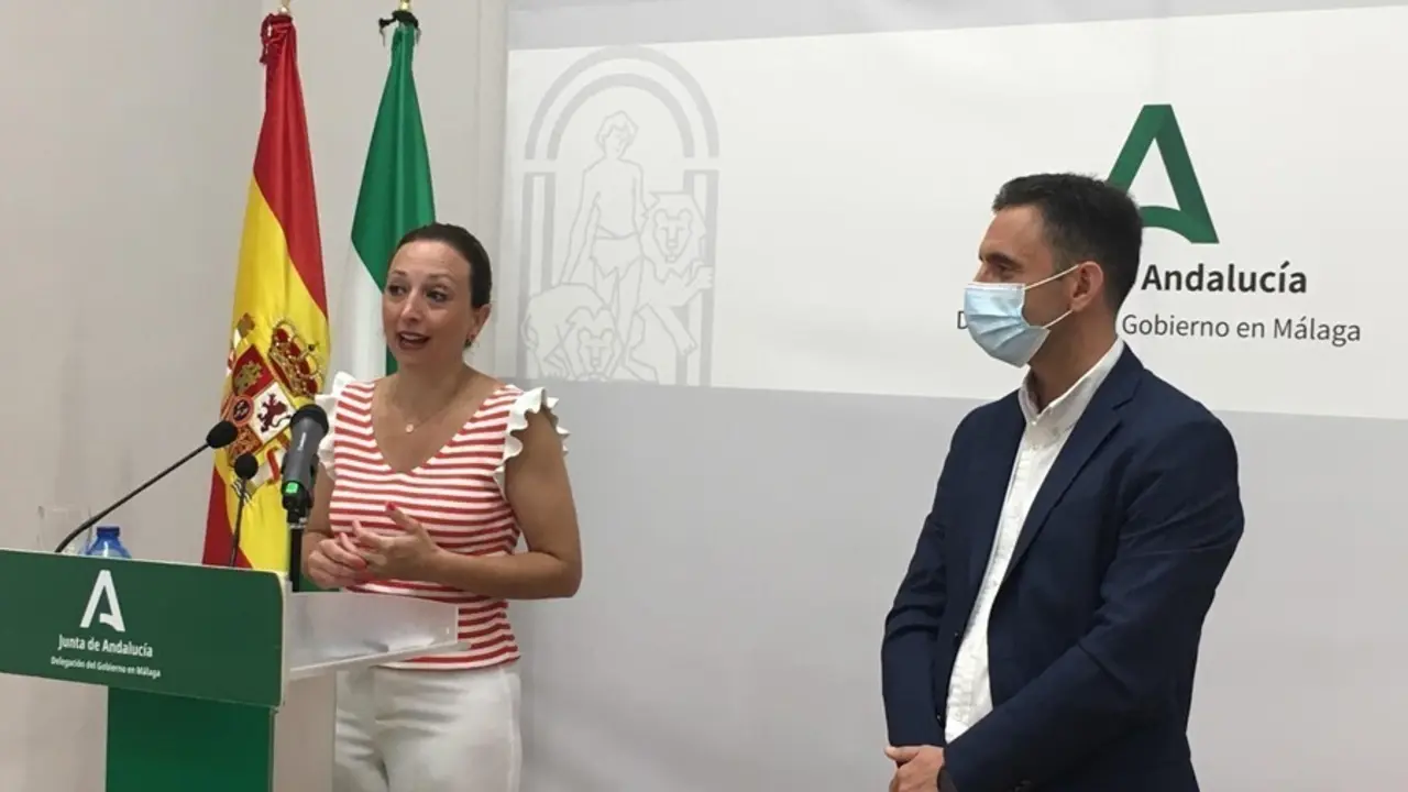 La delegada del Gobierno andaluz en M&aacute;laga, Patricia Navarro, y el alcalde de la localidad malague&ntilde;a de Oj&eacute;n, Jos&eacute; Antonio G&oacute;mez.