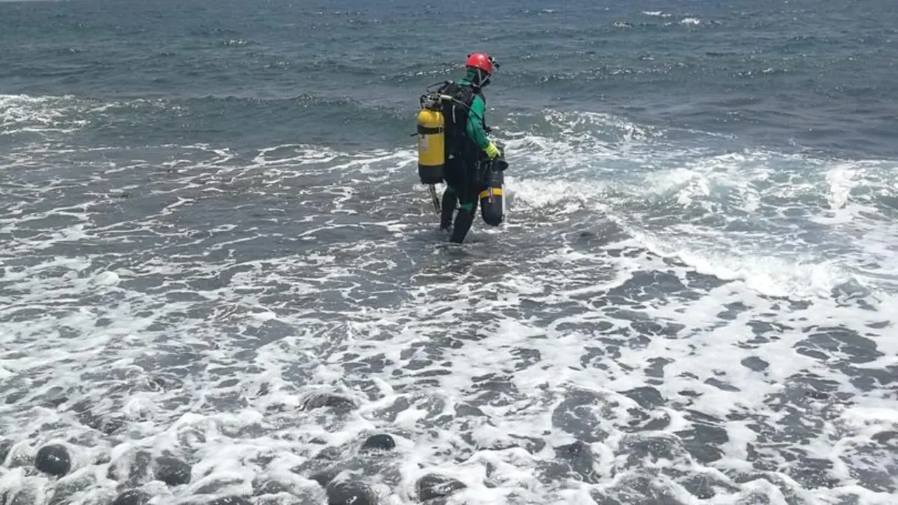 Un agente del GEAS en la zona de Salinas del Carmen, en Antigua (Fuerteventura)