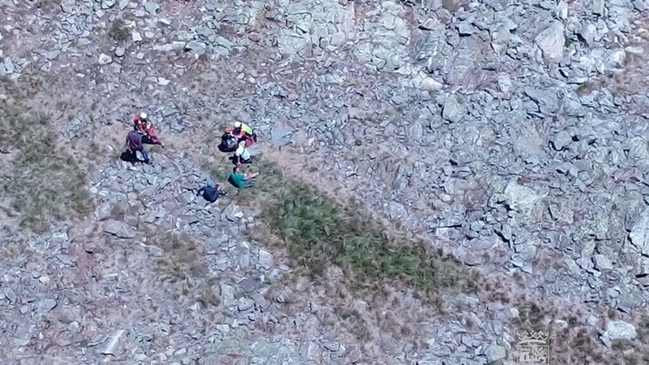 Efectivos del Grupo de Rescate de Protecci&oacute;n Civil auxilian a una joven que sufri&oacute; una reacci&oacute;n al&eacute;rgica en la Sierra de Gredos.