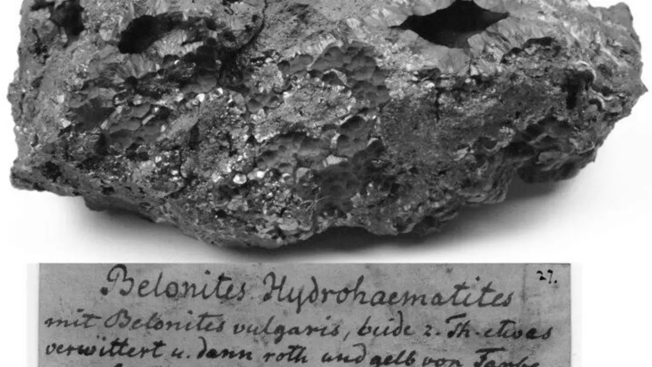 El Esp&eacute;cimen De Hidrohematita Descubierto Por El Mineralogista Alem&aacute;n August Breithaupt En 1843 Con Su Etiqueta Original.