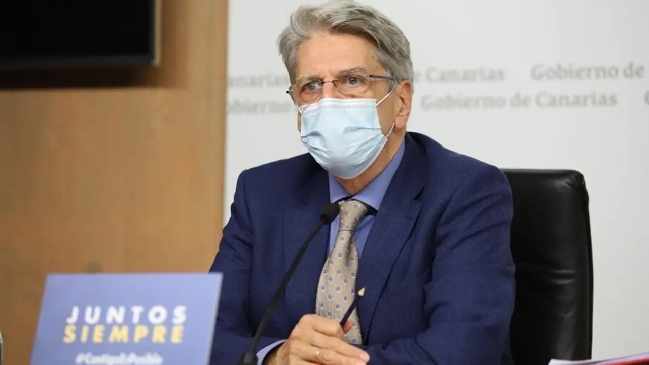 Archivo - El portavoz del Gobierno de Canarias, Julio P&eacute;rez, en rueda de prensa