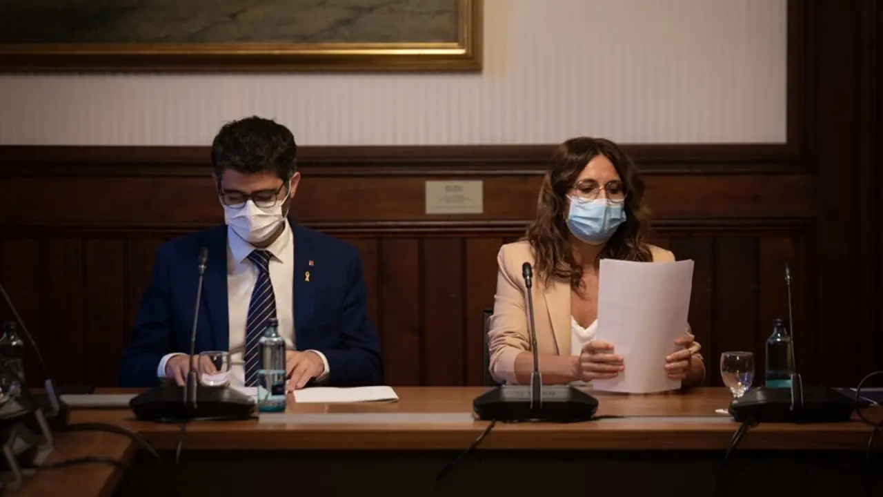 El vicepresidente de la Generalitat, Jordi Puigner&oacute; (i), y la consellera de Presidencia de la Generalitat, Laura Vilagr&agrave; (d), durante una reuni&oacute;n en el Parlament con los grupos parlamentarios previa a la comisi&oacute;n bilateral, a 29 de julio de 2021.