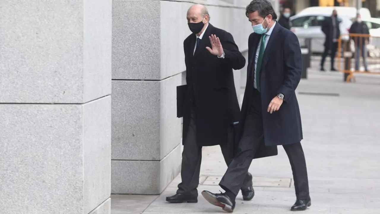 Archivo - El exministro del Interior Jorge Fern&aacute;ndez D&iacute;az (i) llega a la Audiencia Nacional para realizar un careo relacionado con la pieza 'Kitchen', en Madrid  (Espa&ntilde;a), a 13 de noviembre de 2020. El juez que instruye la pieza 'Kitchen' acord&oacute; que se re