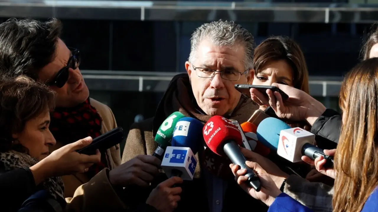 Archivo - El exsecretario general del PP de Madrid Francisco Granados ofrece declaraciones a los medios de comunicaic&oacute;n antes de testitificar en el juicio que se celebra en la Audiencia Provincial de Madrid por el presunto espionaje pol&iacute;tico a ex altos ca