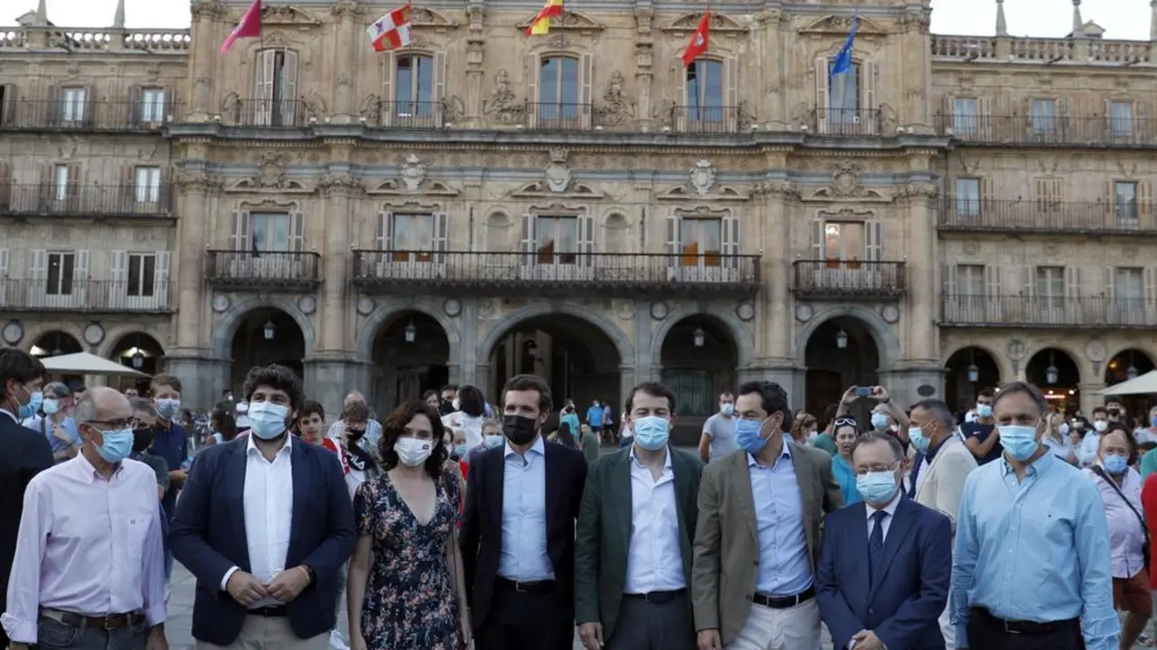 Pablo Casado, junto a presidentes auton&oacute;micos del PP, el alcalde de Salamanca y el presidente de la Diputaci&oacute;n provincial, en la Plaza Mayor de la capital salmantina.