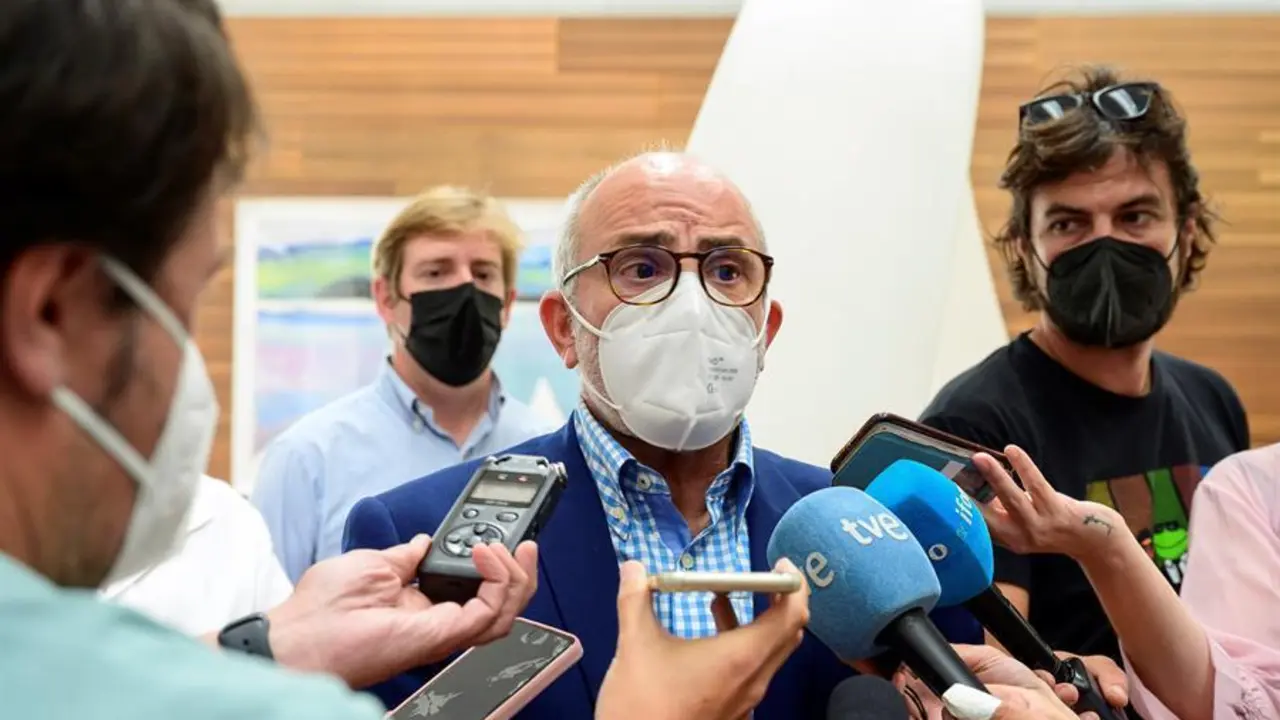 El consejero de Sanidad de Cantabria, Miguel Rodr&iacute;guez, atiende e los medios de comunicaci&oacute;n tras la reuni&oacute;n mantenida con los alcaldes de los municipios que cierran el interior de la hosteler&iacute;a por la incidencia del coronavirus, este jueves en Santander. EFE/Pedro Puente Hoyos