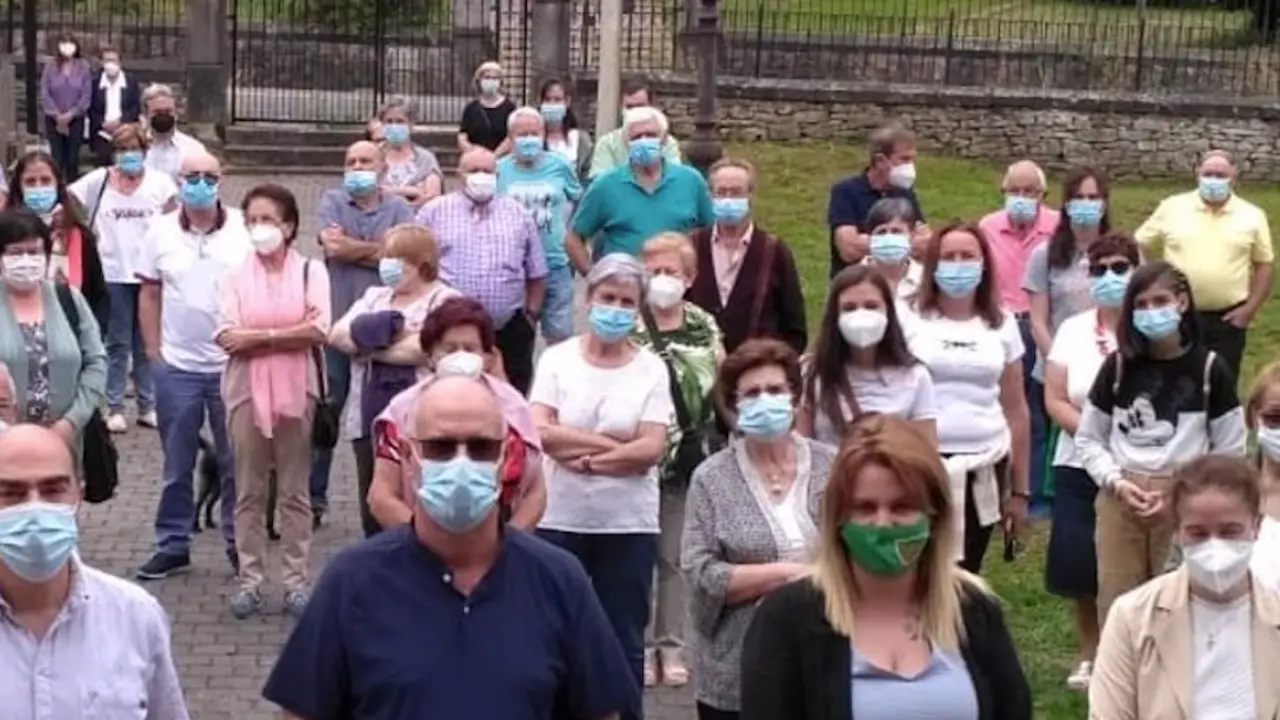 Los vecinos de Villaverde en su protesta por los servicios sanitarios.