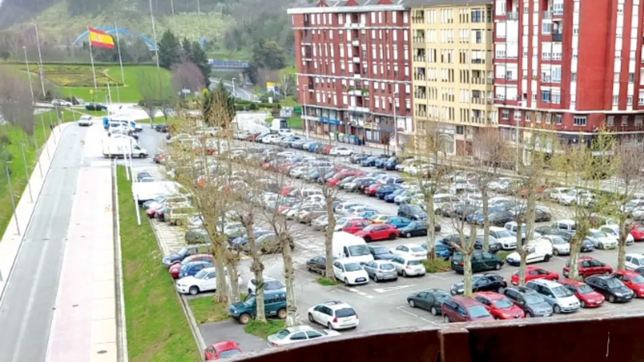 Vista del aparcamiento al aire libre de La Carmencita en Torrelavega. / alerta