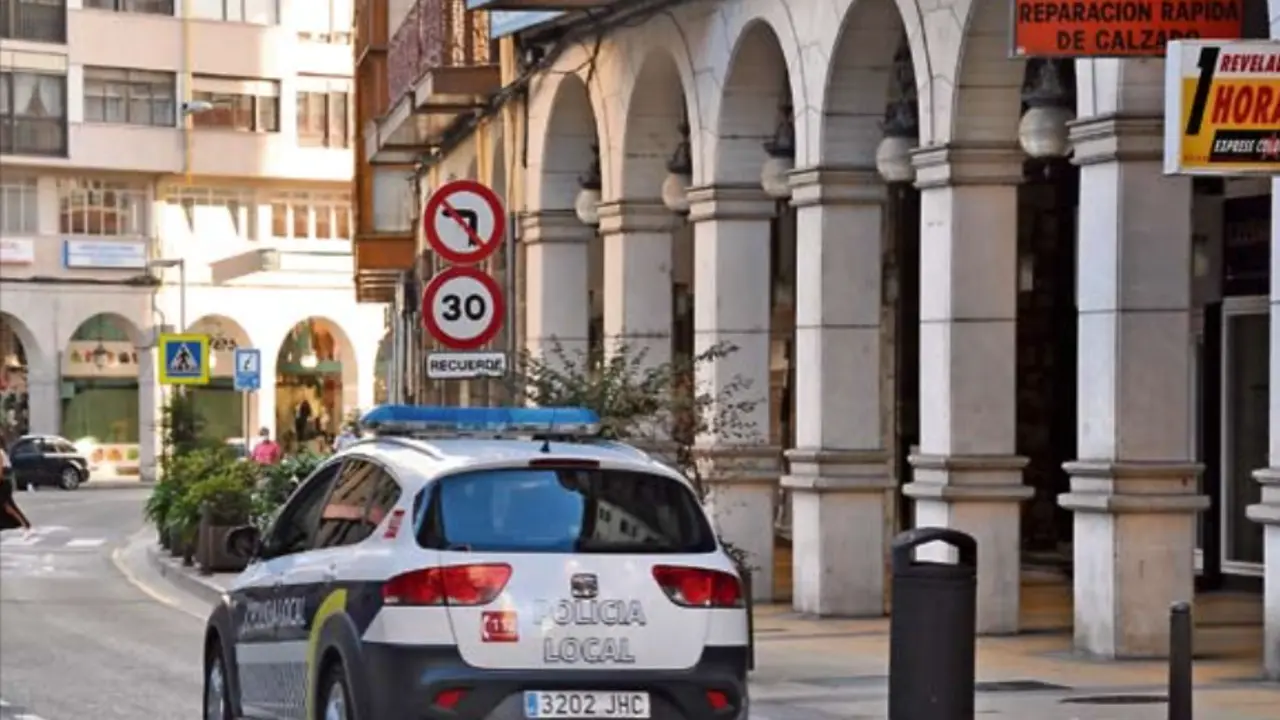 Vista de un coche de la polic&iacute;a local por las calles del centro de Torrelavega. / S. D&Iacute;AZ