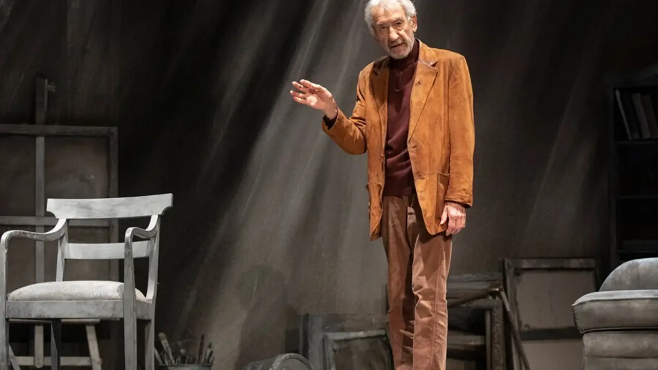 Archivo - El actor Jos&eacute; Sacrist&aacute;n, durante el ensayo de la obra de teatro 'Se&ntilde;ora de rojo sobre fondo gris'. En Tomares (Sevilla, Andaluc&iacute;a, Espa&ntilde;a), a 05 de noviembre de 2020.