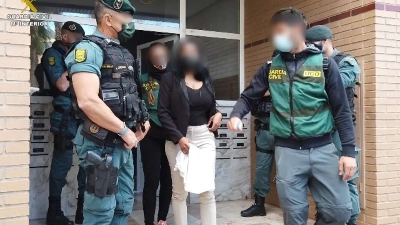 La Guardia Civil detiene a 10 personas que explotaban sexualmente a mujeres procedentes de Sudam&eacute;rica y libera a 5 mujeres.