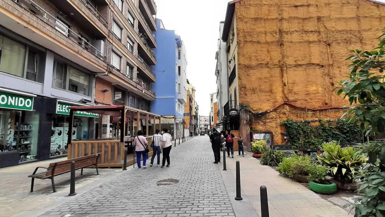 Vista de la calle Argumosa en Torrelavega, donde se realizan tambi&eacute;n conciertos. / S. D&iacute;az