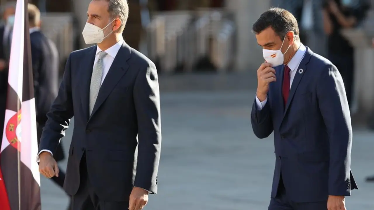 El rey Felipe junto con el presidente del Gobierno, Pedro S&aacute;nchez a su llegada a la XXIV Conferencia de Presidentes, el m&aacute;ximo &oacute;rgano pol&iacute;tico de coordinaci&oacute;n multilateral, que se celebra este viernes en el Convento de San Esteban, en Salamanca. EFE /JUANJO MARTIN