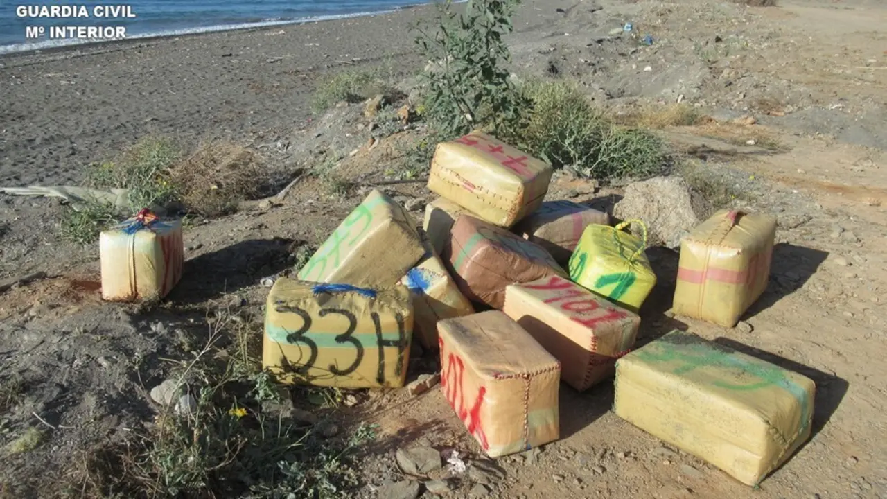 Fardos de hach&iacute;s interceptados en una playa de Albu&ntilde;ol (Granada)