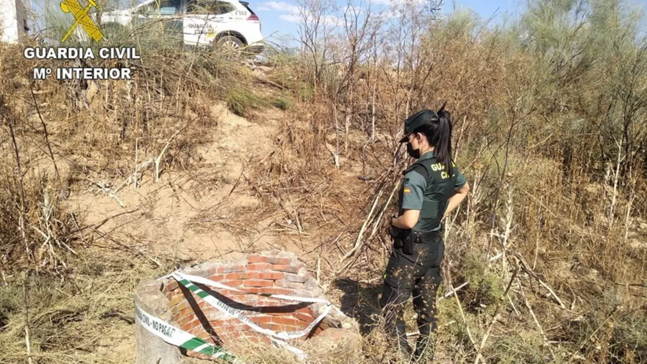 La Guardia Civil auxilia a un hombre que se lanz&oacute; a un pozo para rescatar a su perro en Ol&iacute;as.