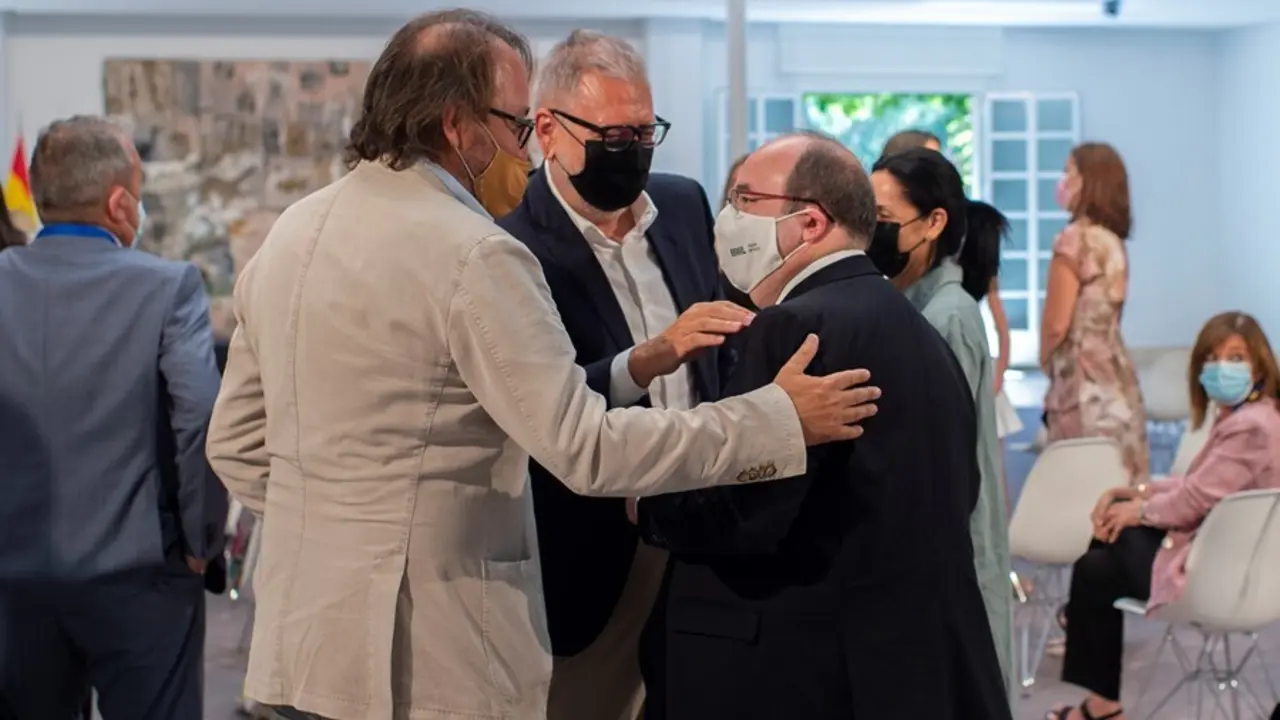 El ministro de Cultura y Deporte, Miquel Iceta (d), conversa con familiares y amigos durante el acto de toma de posesi&oacute;n de altos cargos del Ministerio de la Presidencia, Relaciones con las Cortes y Memoria Democr&aacute;tica y del de Cultura y Deporte, a 28 de 