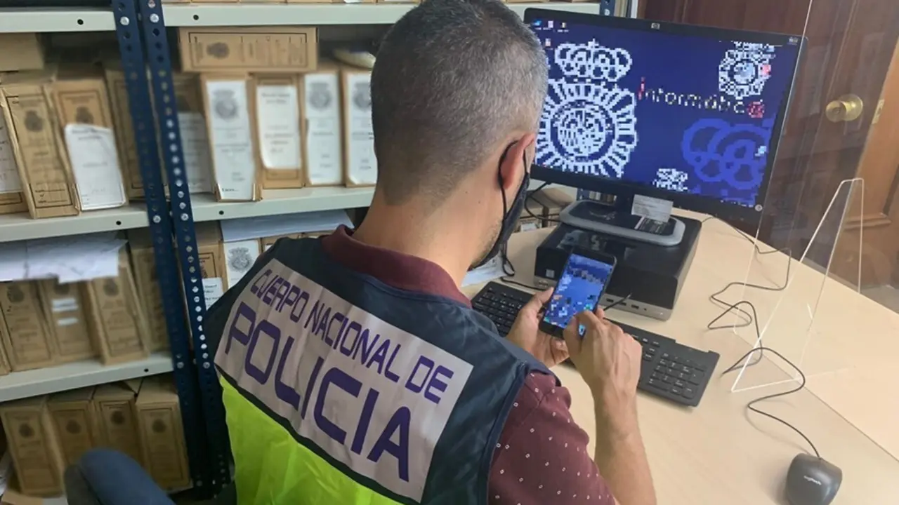 Agente de Polic&iacute;a en investigaci&oacute;n