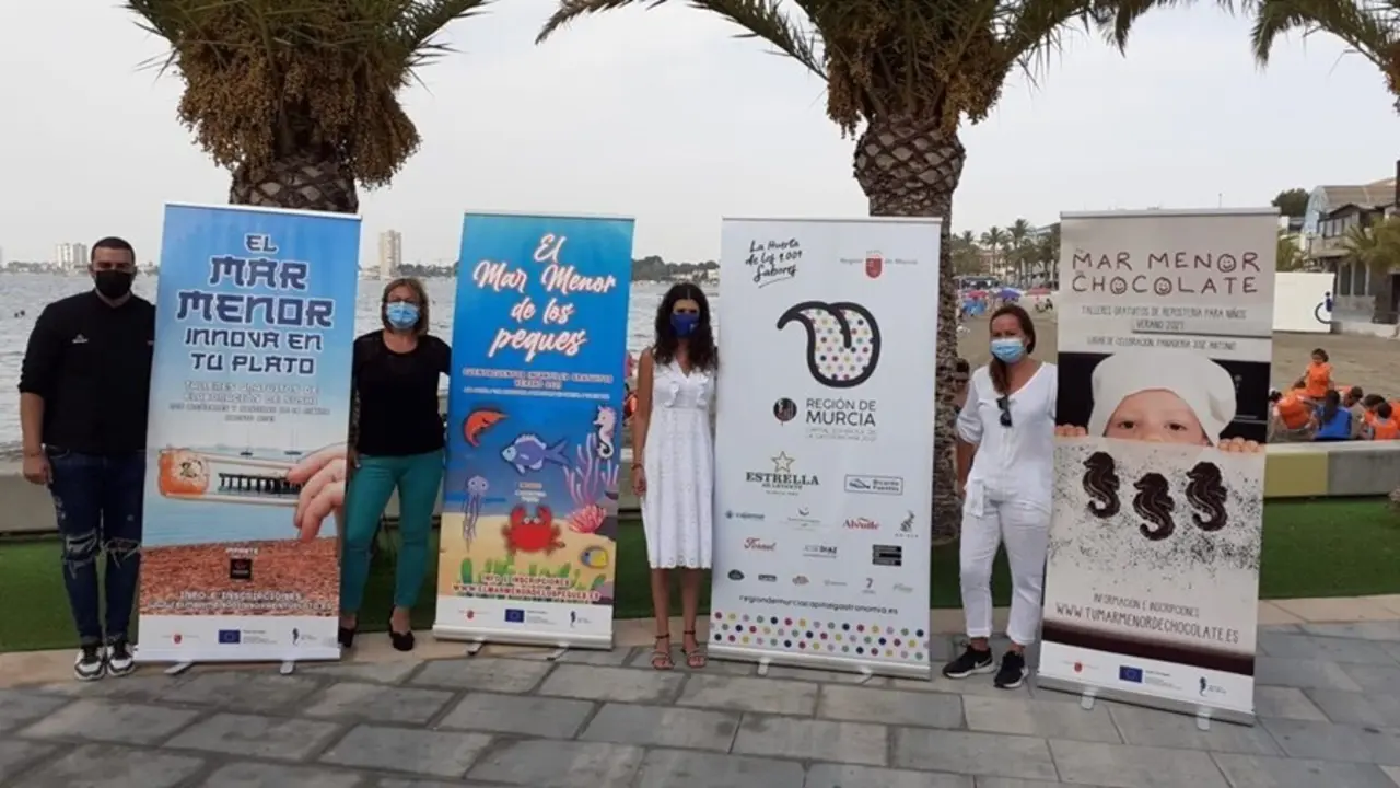 La directora general del Mar Menor, Miriam P&eacute;rez, presenta las nuevas actividades para adultos y menores