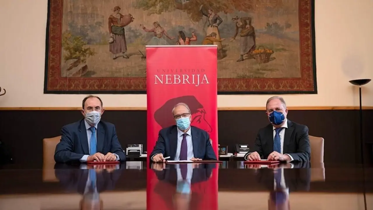 De izquierda a derecha, Mauricio Fern&aacute;ndez, editor de Escudo Digital; Jos&eacute; Mu&ntilde;iz Fern&aacute;ndez, rector de la Universidad Nebrija, y Bernardino Cortijo, CEO de Dacor Intelligence. Firman un acuerdo para formaci&oacute;n de profesionales en Cibeseguridad.