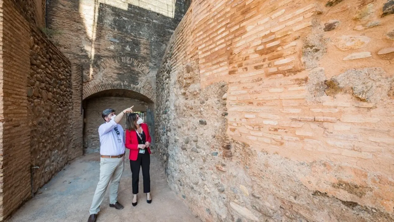 La Alhambra restaura los muros de la Torre del Adarguero de la Alcazaba