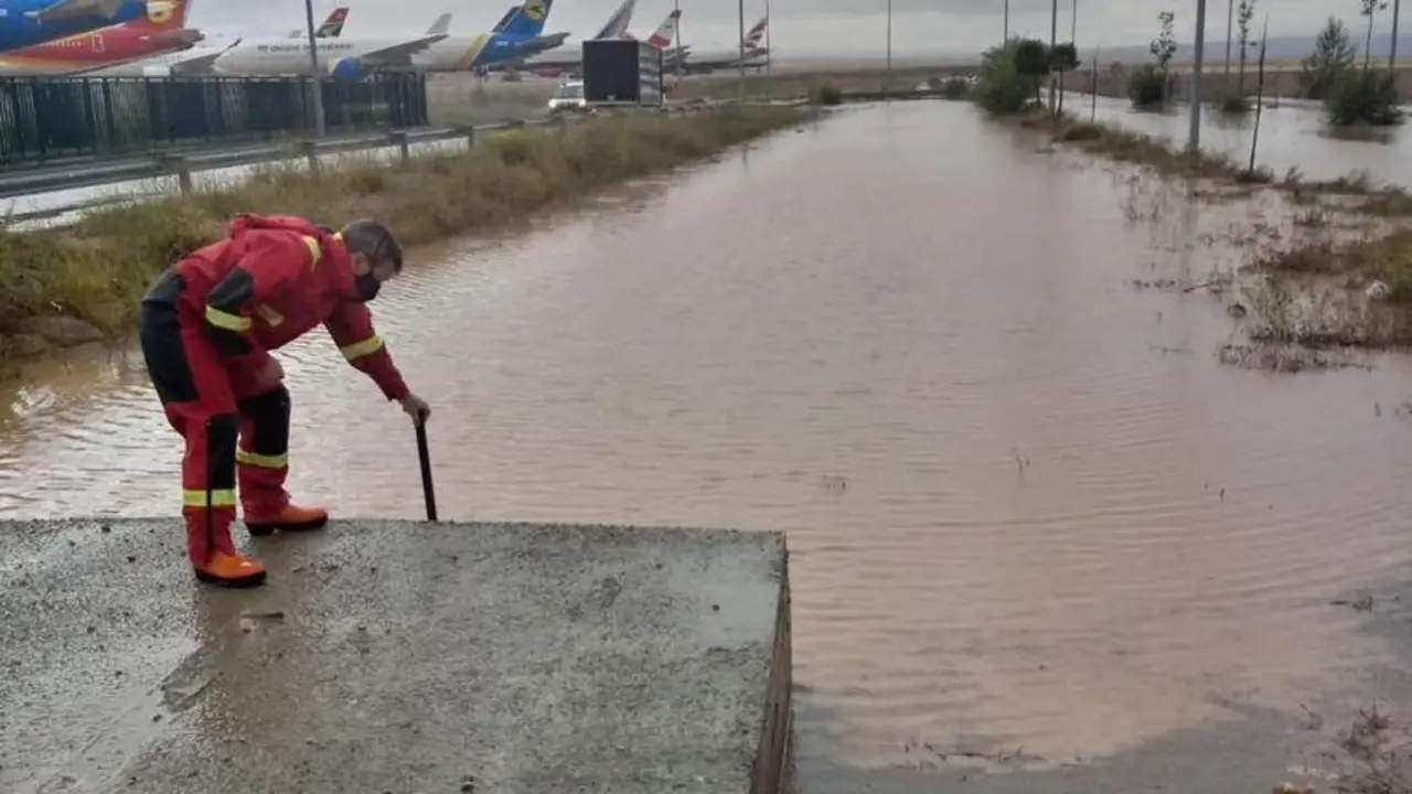 Las lluvias en la provincia de Teruel provocan peque&ntilde;os desprendimientos en v&iacute;as e inundaciones en el aeropuerto.