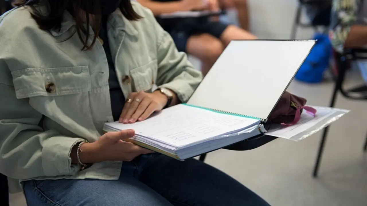Archivo - Una estudiante lee sus apuntes en la Facultad de Ciencias del Campus Montilivi de la Universidad de Girona para comenzar los ex&aacute;menes de selectividad 2021, a 8 de junio de 2021, en Girona, Catalunya (Espa&ntilde;a). 