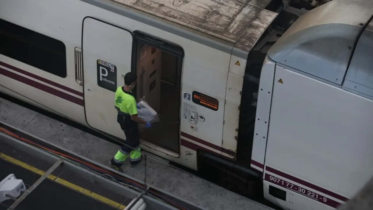 Archivo - Un trabajador entra en un tren en la estaci&oacute;n de Atocha 