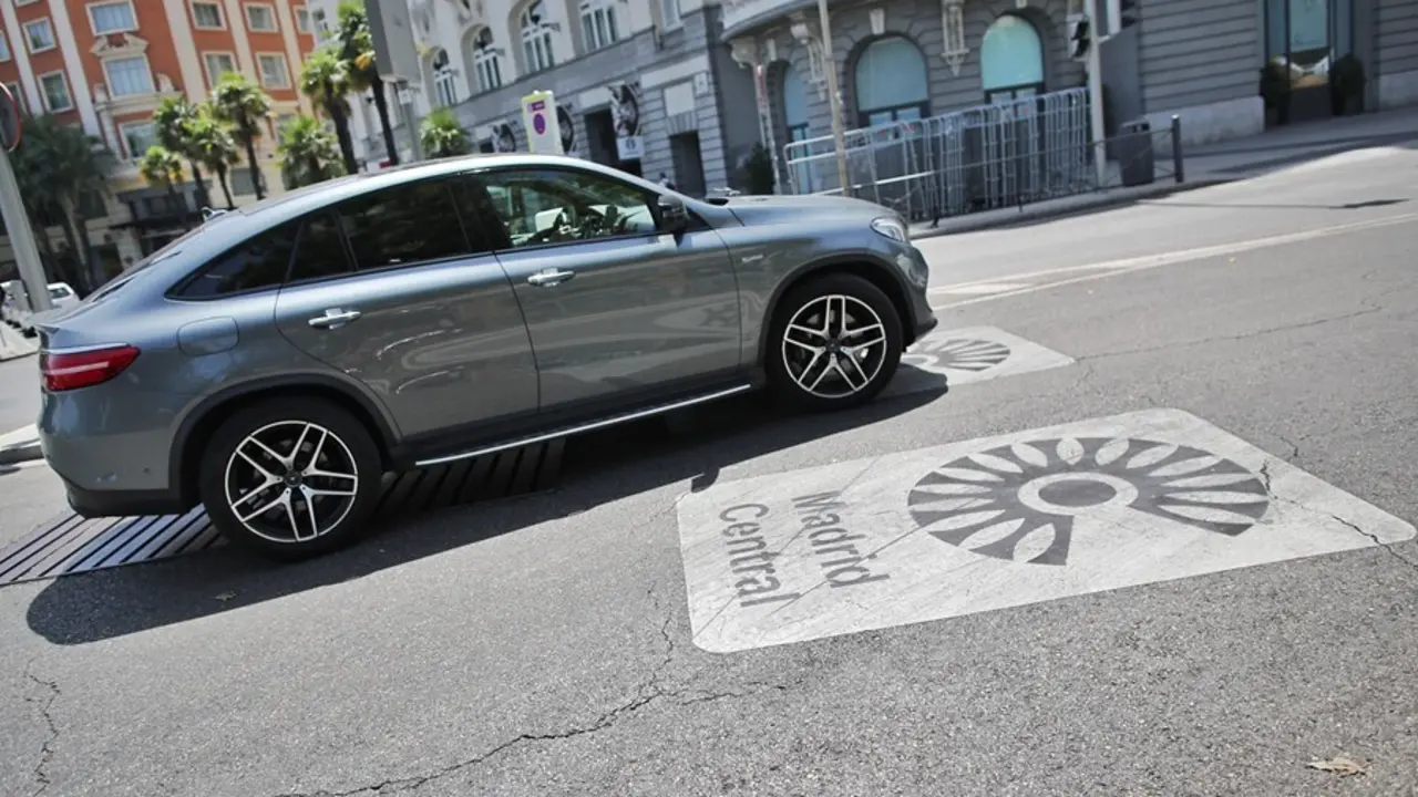 Archivo - Un coche sobre el distintivo de Madrid Central en Madrid (Espa&ntilde;a), a 27 de julio de 2020.