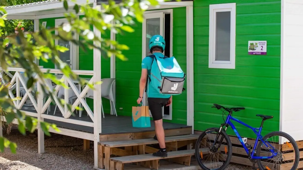 Archivo - Deliveroo ampl&iacute;a su servicio de entrega a los campings en Espa&ntilde;a