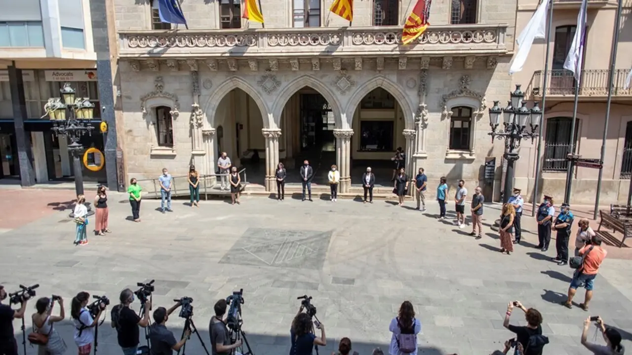 El minuto de silencio en el Raval de Montserrat, en Terrassa (Barcelona)
