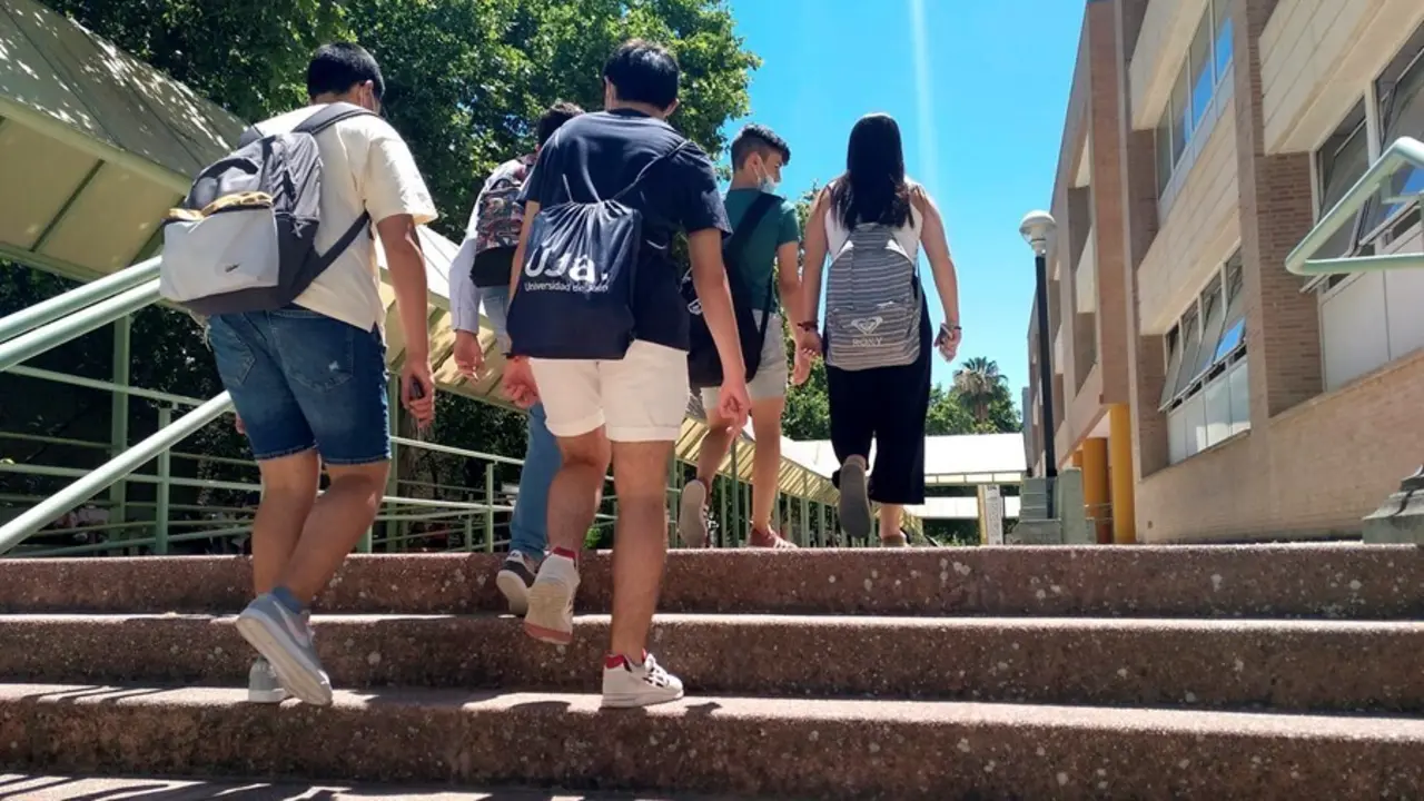 Estudiantes en el Campus.