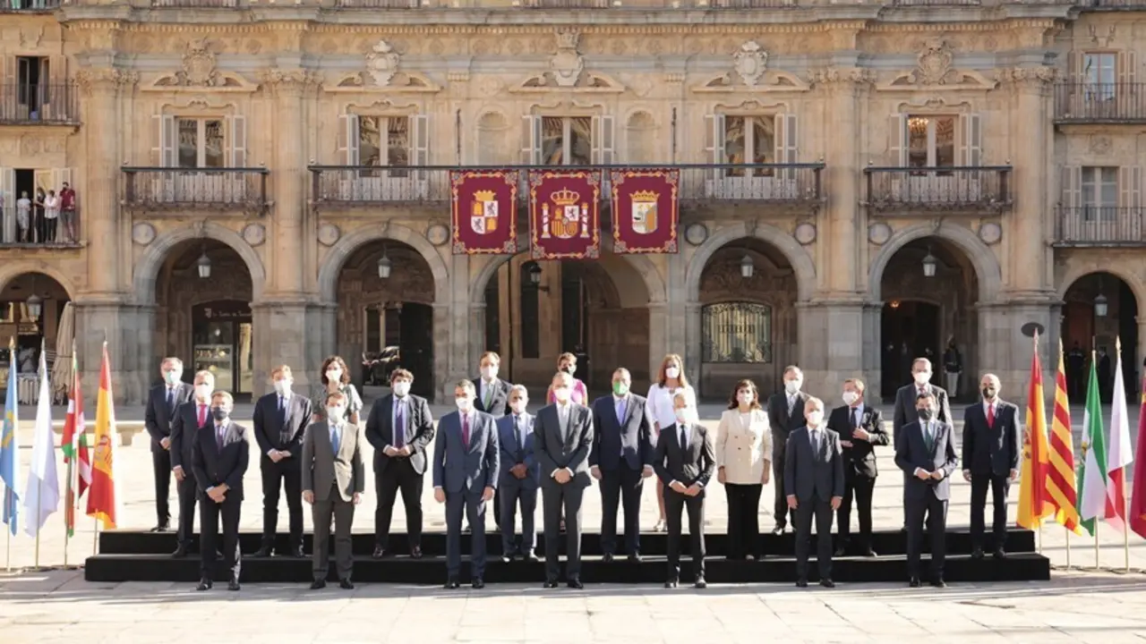 Foto de familia antes de celebrarse la Conferencia de Presidentes en Salamanca
