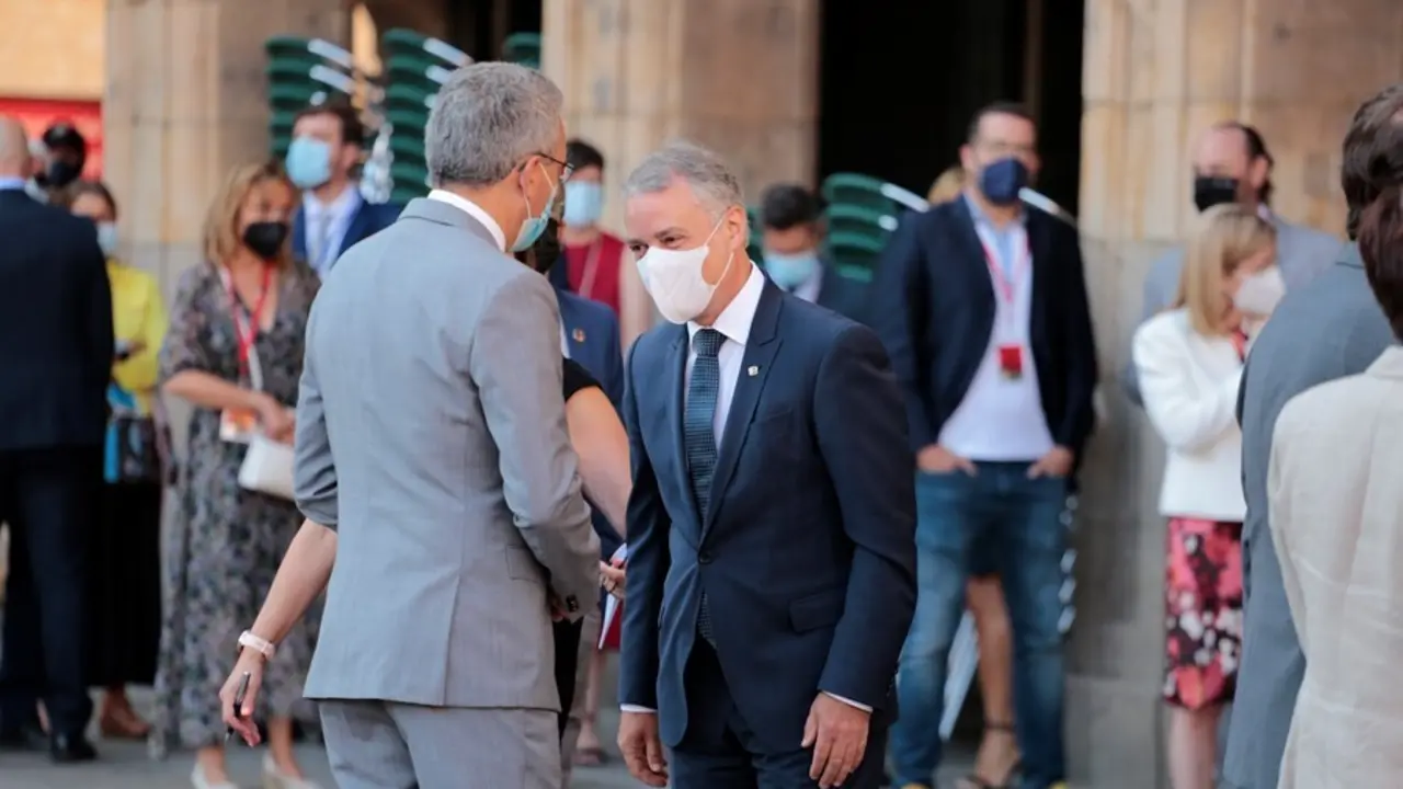 El lehendakari, I&ntilde;igo Urkullu (d), saluda a su llegada a la plaza mayor de Salamanca para celebrar la XXIV Conferencia de Presidentes