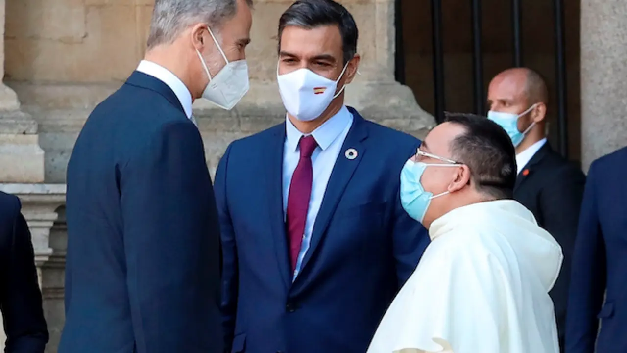 El rey Felipe junto al presidente del Gobierno, Pedro S&aacute;nchez a las puertas del Convento de San Esteban, en Salamanca, antes de la XXIV Conferencia de Presidentes, el m&aacute;ximo &oacute;rgano pol&iacute;tico de coordinaci&oacute;n multilateral. EFE /JUANJO MARTIN