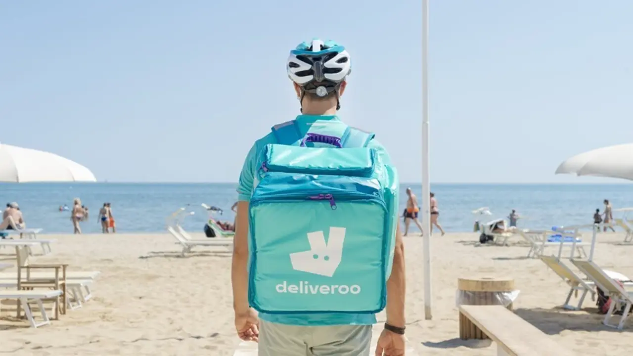 Archivo - Repartidor de Deliveroo en la playa
