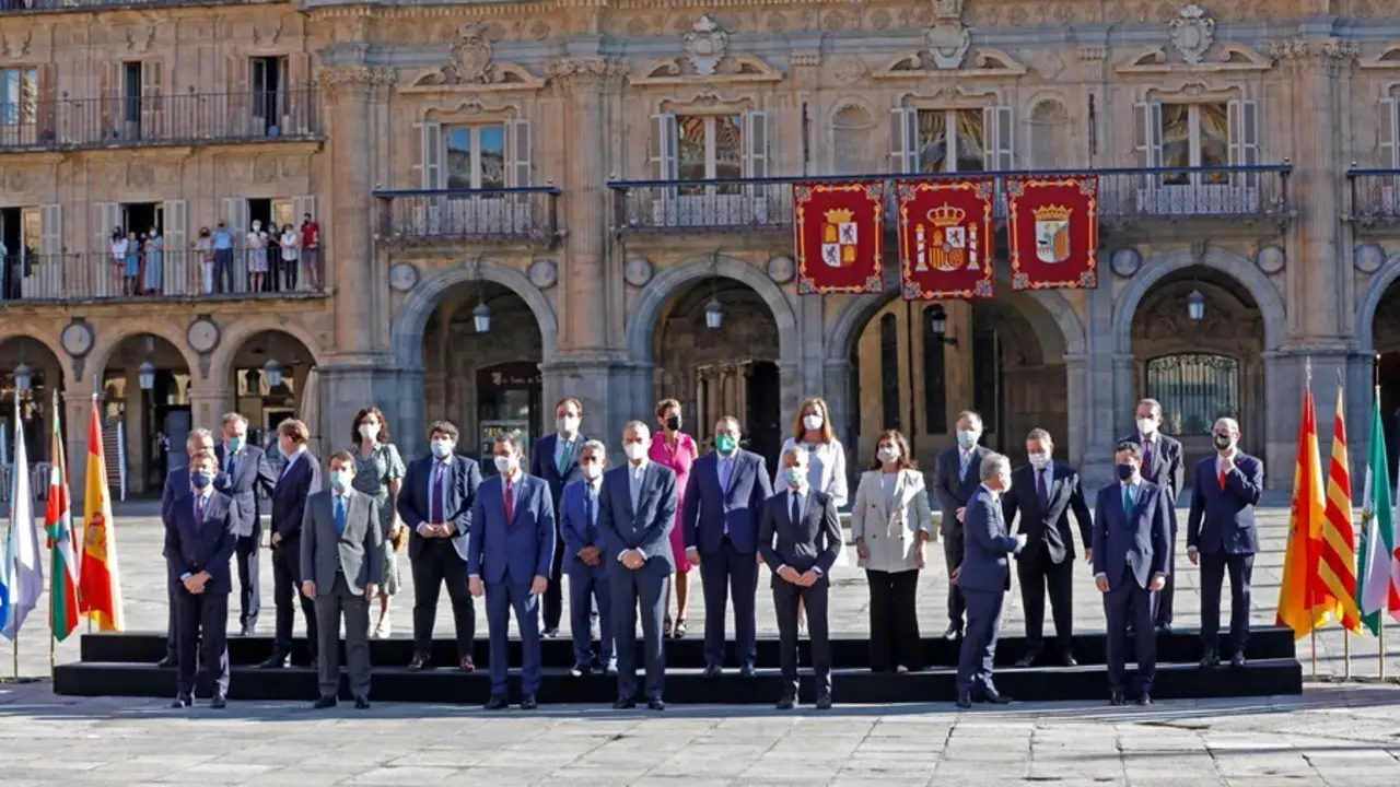 El presidente del Gobierno, Pedro S&aacute;nchez (3i), y el rey Felipe VI (4i), posan junto a todos los presidentes auton&oacute;micos de Espa&ntilde;a, salvo el presidente de la Generalitat de Catalu&ntilde;a, para la foto de familia de la XXIV Conferencia de Presidentes en Salaman
