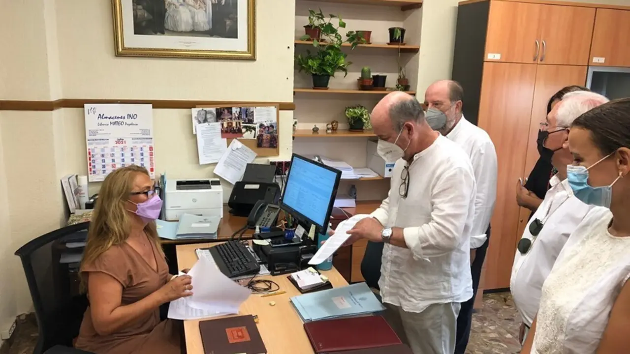 Diputados del PP registrando el escrito para lograr el cese del presidente de Melilla