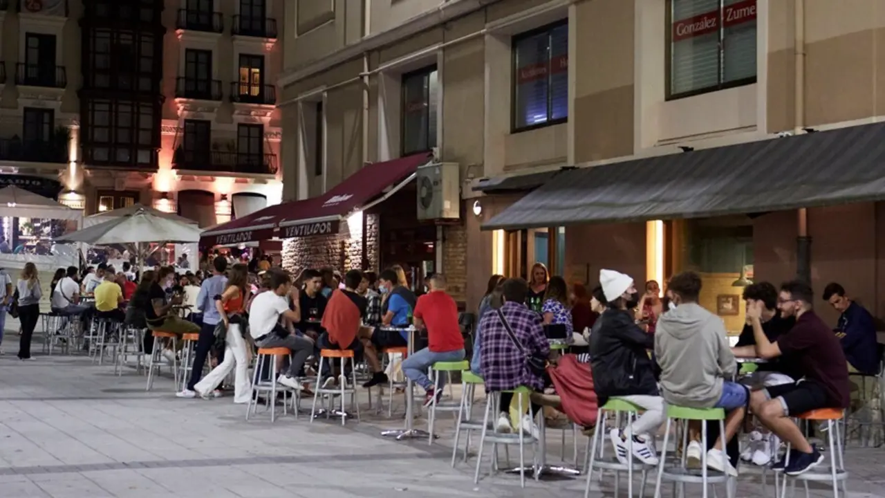 Ambiente en una calle de bares de Santander,