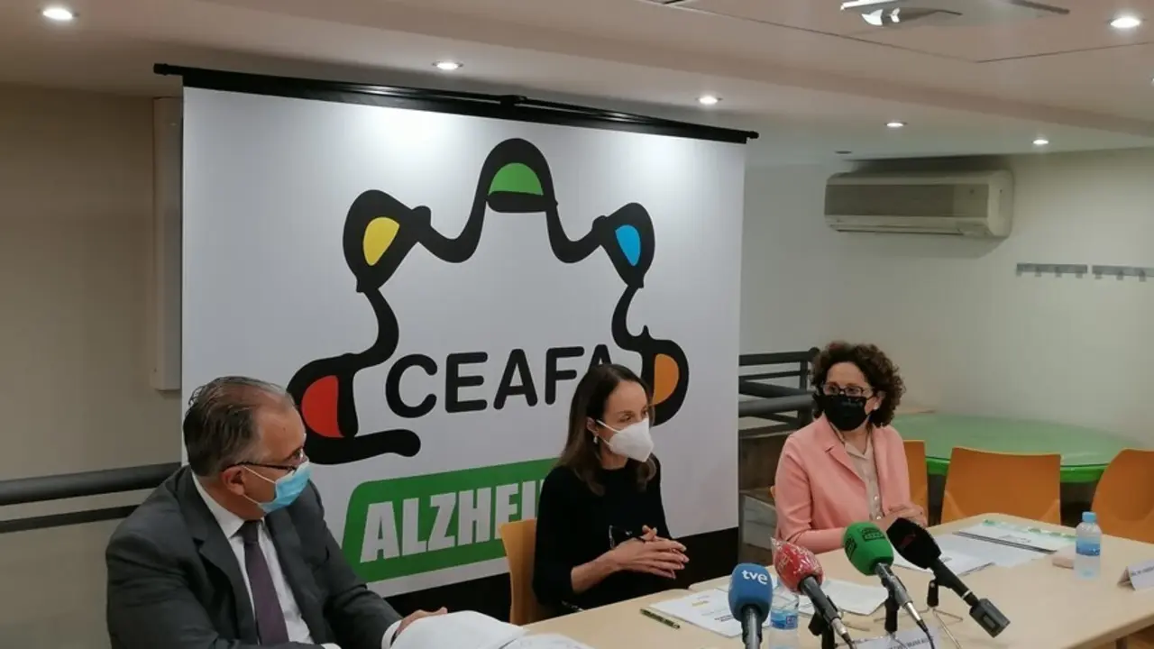 El alcalde de Pamplona, Enrique Maya; la presidenta de CEAFA, Cheles Cantabrana; y la consejera de Derechos Sociales del Gobierno de Navarra, M&ordm; Carmen Maeztu