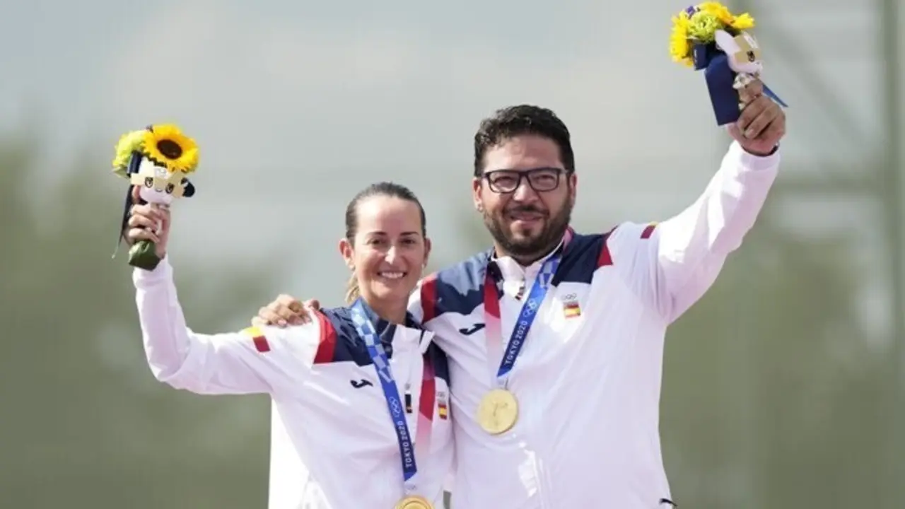 Los tiradores espa&ntilde;oles F&aacute;tima G&aacute;lvez y Alberto Fern&aacute;ndez, campeones ol&iacute;mpicos en equipo mixto de foso ol&iacute;mpico en Tokyo 2020.